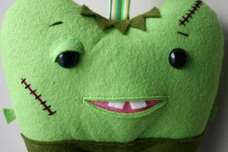 muñeco verde de fieltro