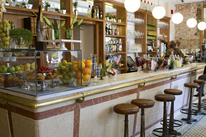 RESTAURANTE CAFE MURILLO: Brunch con mucho arte.