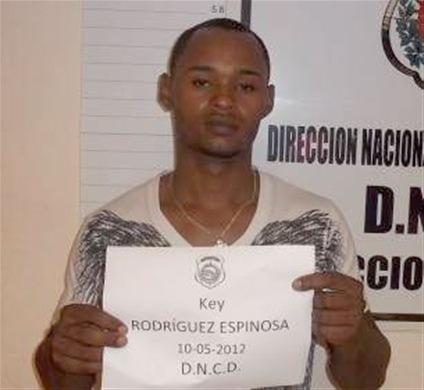 Hombre amenaza niño con cortarle el cuello para evitar arresto de la DNCD