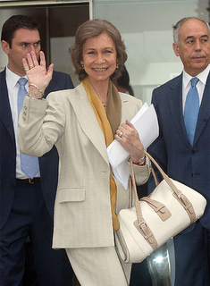 La Reina Sofía, shopping en Washington con dos bolsos de Loewe