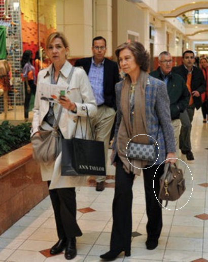 La Reina Sofía, shopping en Washington con dos bolsos de Loewe