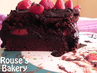 Rojo y negro (Tarta de chocolate y fresas)