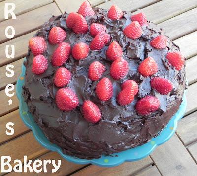 Rojo y negro (Tarta de chocolate y fresas)