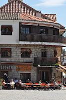 NAVACERRADA: MERCADILLO Y RESTAURANTE 