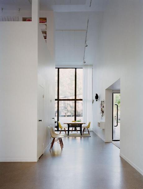 Un espacio con techo altos