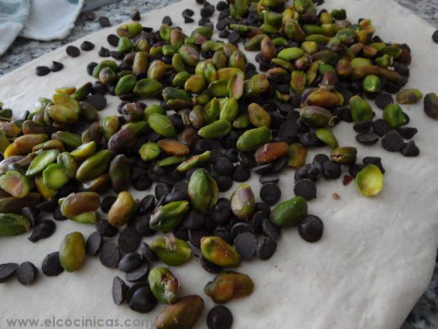 Pan de pistachos y chocolate