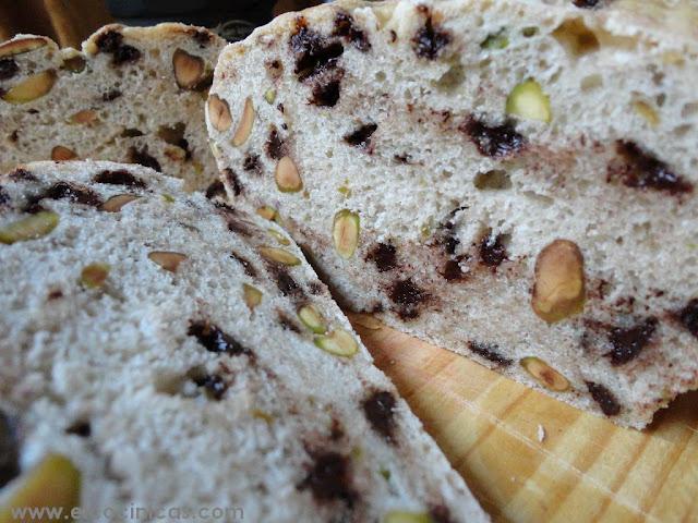 Pan de pistachos y chocolate