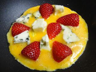 Frittata de queso azul y fresas con jamón y piñones