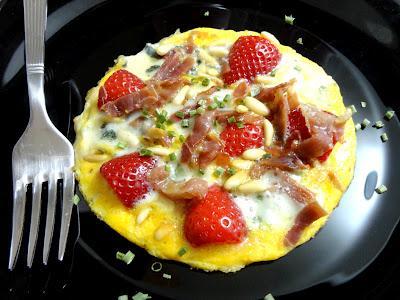 Frittata de queso azul y fresas con jamón y piñones