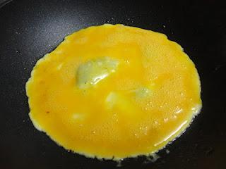 Frittata de queso azul y fresas con jamón y piñones