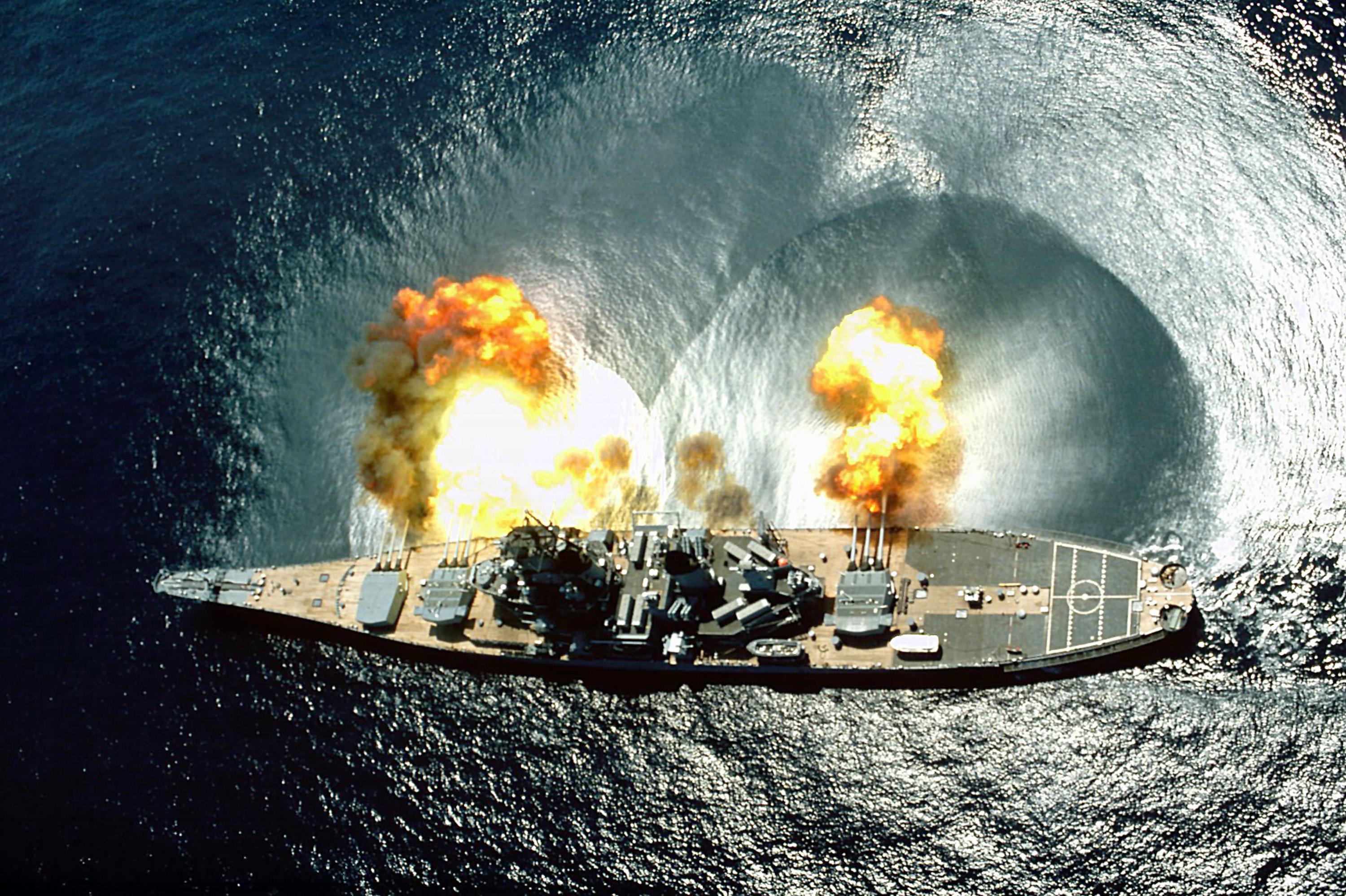 USS Iowa disparando obuses