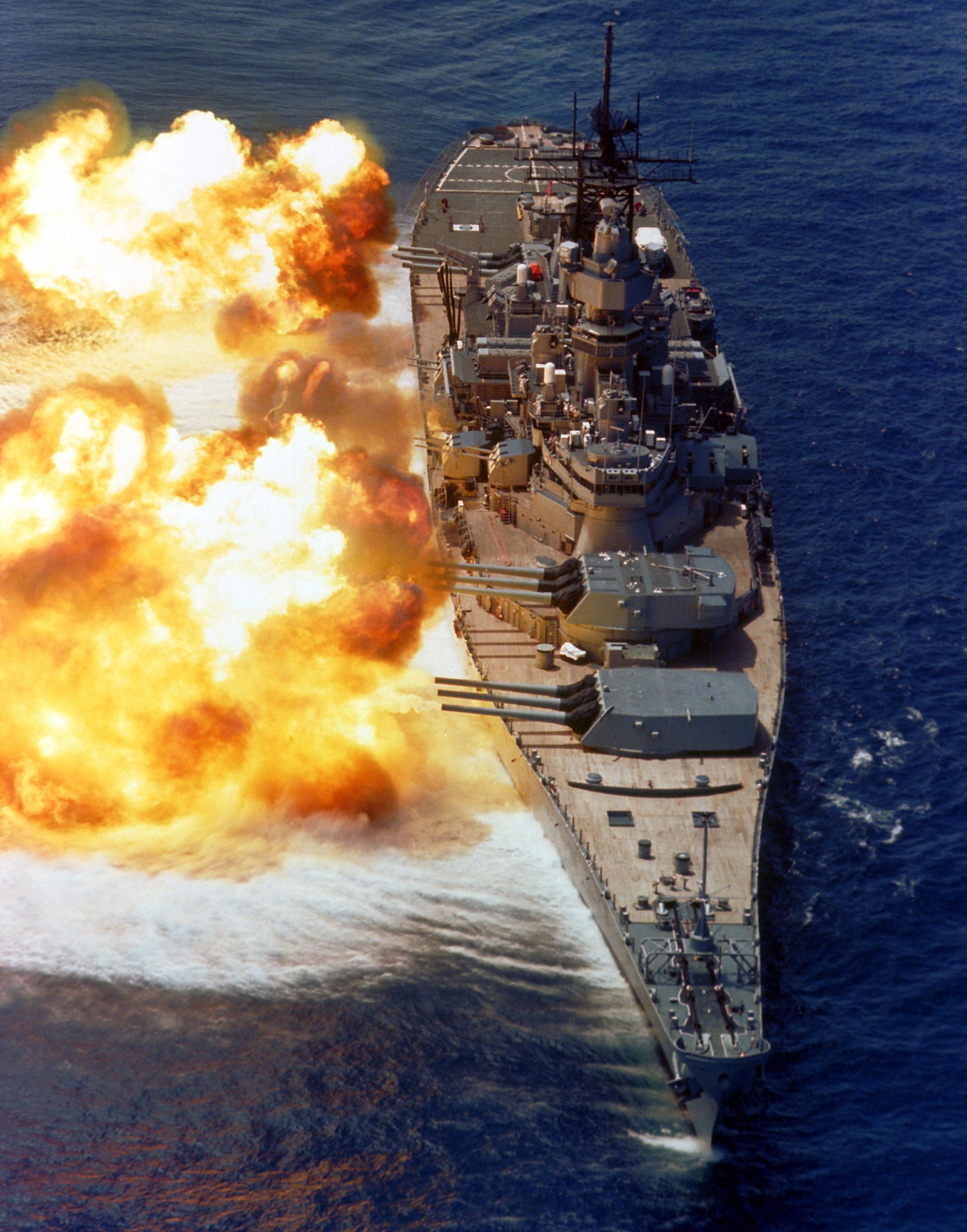USS Iowa disparando obuses