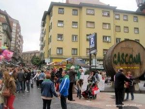 Preba Sidra Oviedo 2012: calle Gascona y su tonel