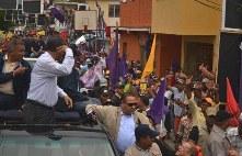 Leonel hace señal de “locos” a quienes lo rechazaron en caravana