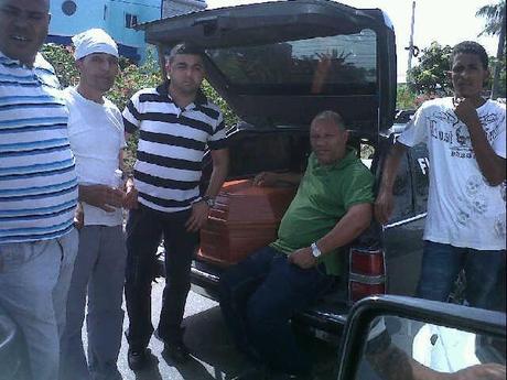 CRÉALO: Carro fúnebre se queda por falta de Combustible!