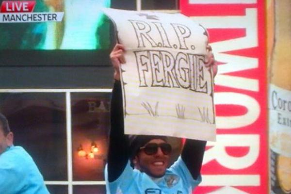”R.I.P.Fergie”, el cartel que levantó Tevez