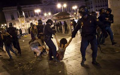 Los antidisturbios intervienen de madrugada.