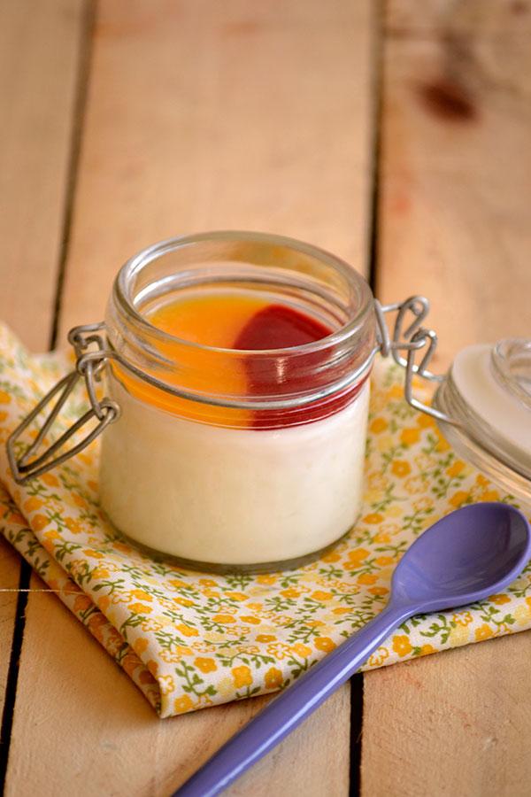 panna cotta de yoghurt con salsa de fresa y melocotón