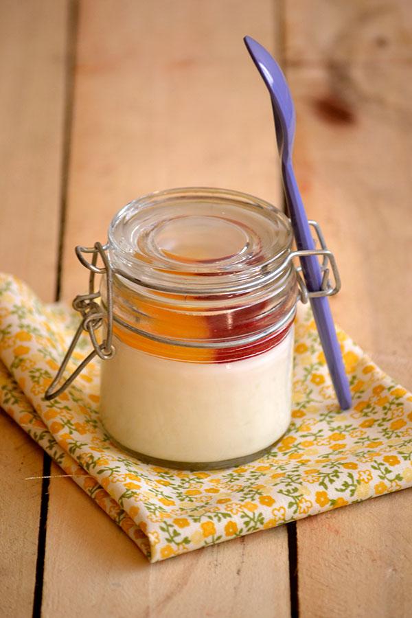 panna cotta de yoghurt con salsa de fresa y melocotón