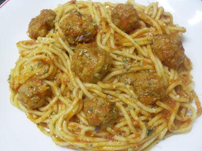 Spaghettis con albóndigas