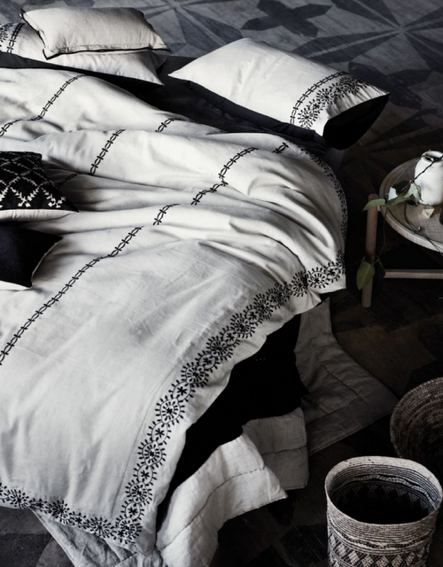 El magnífico universo textil de Aura