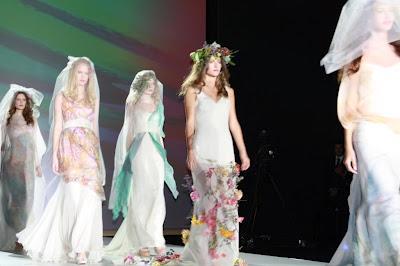 Raimon Bundó llena la Pasarela Gaudí de luz y color inspirandose en cuadros de Monet