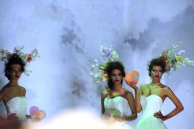 Raimon Bundó llena la Pasarela Gaudí de luz y color inspirandose en cuadros de Monet