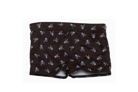 bañador negro con calaveras