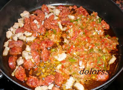 Caragols o caracoles a la cazuela con chorizo y picada