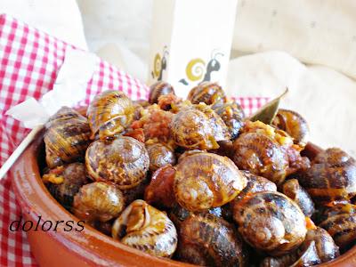 Caragols o caracoles a la cazuela con chorizo y picada