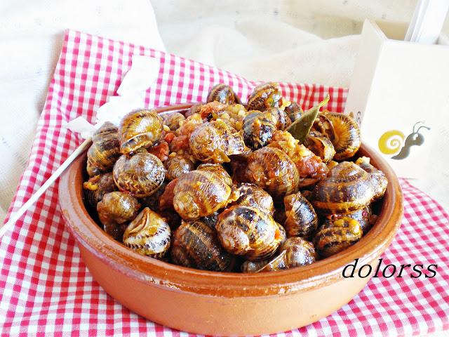 Caragols o caracoles a la cazuela con chorizo y picada