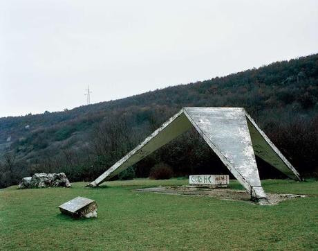 25 MONUMENTOS FUTURISTAS ABANDONADOS EN YOGOSLAVIA