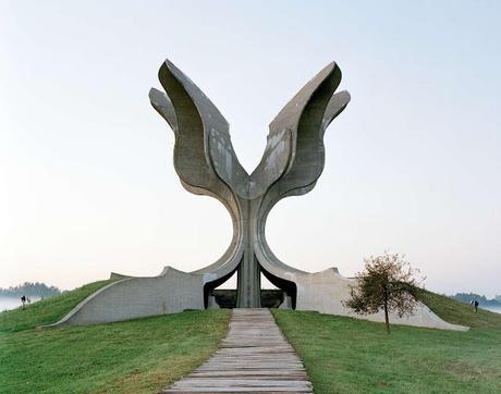 25 MONUMENTOS FUTURISTAS ABANDONADOS EN YOGOSLAVIA
