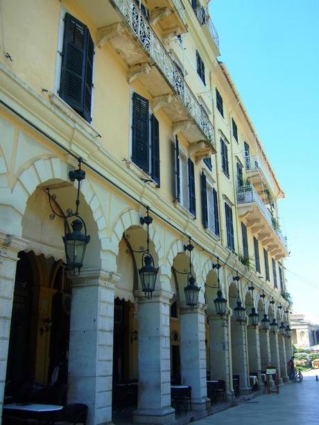 Los soportales del Liston, en Spianada, albergan numerosos restaurantes. Islas griegas II: Corfú y Zante