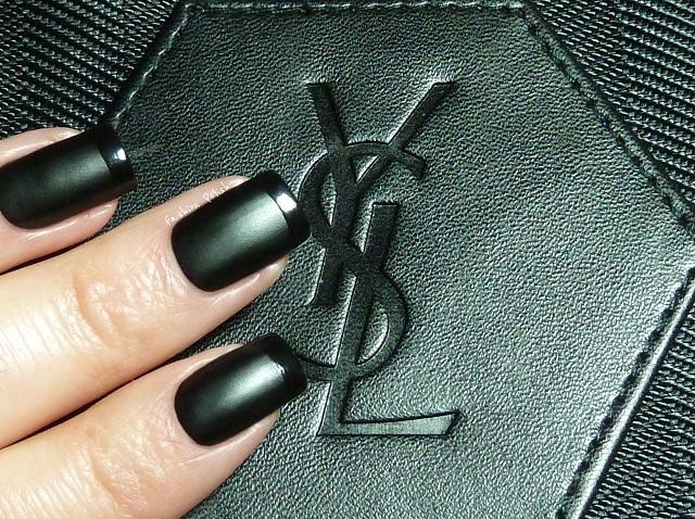 El smoking reversionado, hasta en las uñas.