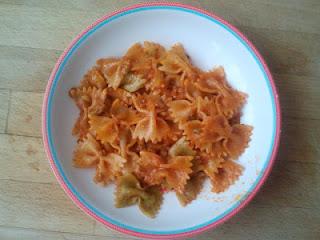 cena pasta con carne y tomate