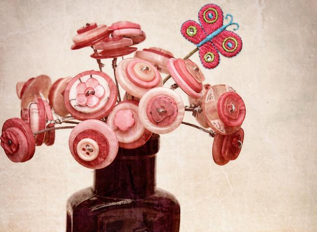 Si tienes botones que te han quedado y no sabes que hacer con ellos llego la hora de hacer un ramo......