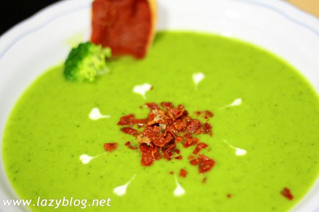 Crema de guisantes y brócoli con toque de wasabi y sal de jamón