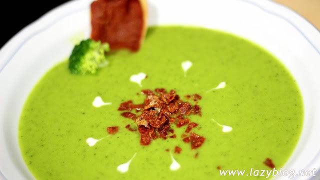 Crema de guisantes y brócoli con toque de wasabi y sal de jamón