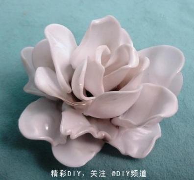 Tutorial: cómo hacer flores con cucharas de plástico