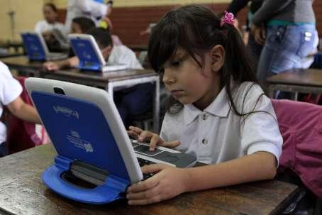 Alumnos de colegio en Maripérez reciben Canaima 1 millón 600 mil