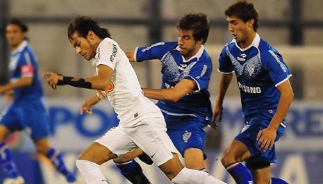 No pudo despegar. Neymar fue controlado, a veces a las patadas, por los defensores de Vélez. 