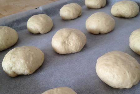 recetas para meriendas recetas para cumpleaños recetas para brunch recetas fáciles de pan y bollería recetas de pan casero recetas de pan postres nórdicos postres escandinavos fotografías de pan y repostería bollos medias noches hechos en casa bollos de harina y cardamomo bollos caseros blogs de repostería blogs de recetas 