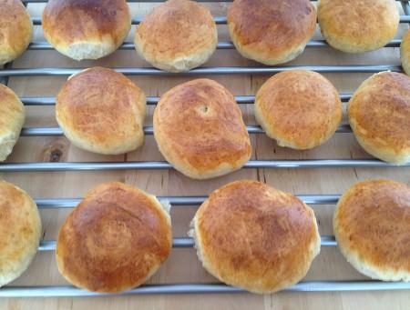 recetas para meriendas recetas para cumpleaños recetas para brunch recetas fáciles de pan y bollería recetas de pan casero recetas de pan postres nórdicos postres escandinavos fotografías de pan y repostería bollos medias noches hechos en casa bollos de harina y cardamomo bollos caseros blogs de repostería blogs de recetas 