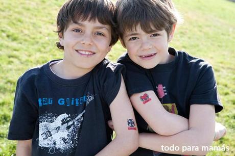 dos niños con tatuajes