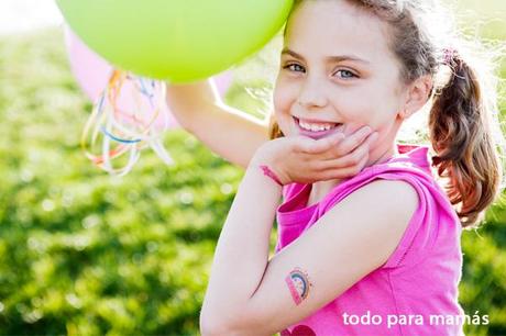 niña con tatuaje temporal