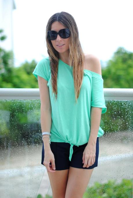 Mint and black outfit Outfit with mint knotted t-shirt and black shorts by the fashion blogger Mónica Sors, living now in Mexico
