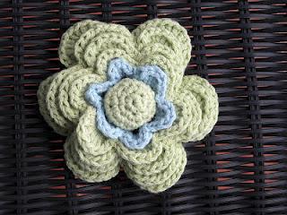 Broche flor en croché