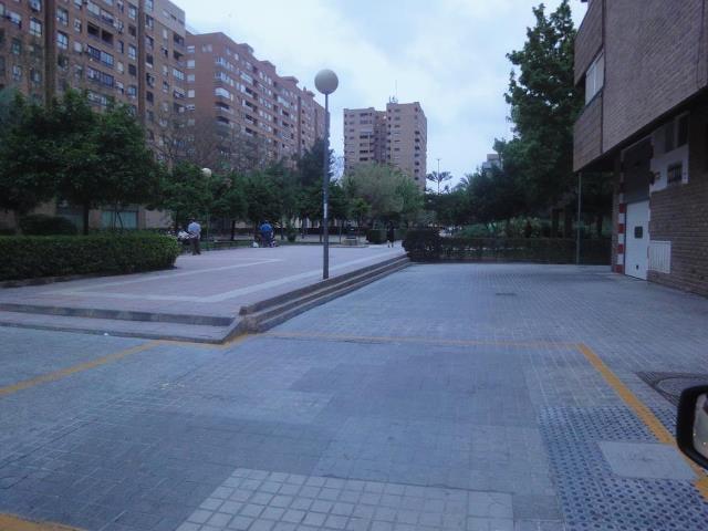 ¡¡OTRA VEZ COMIDA CON ALFILERES Y CLAVOS EN ESTE PARQUE!!