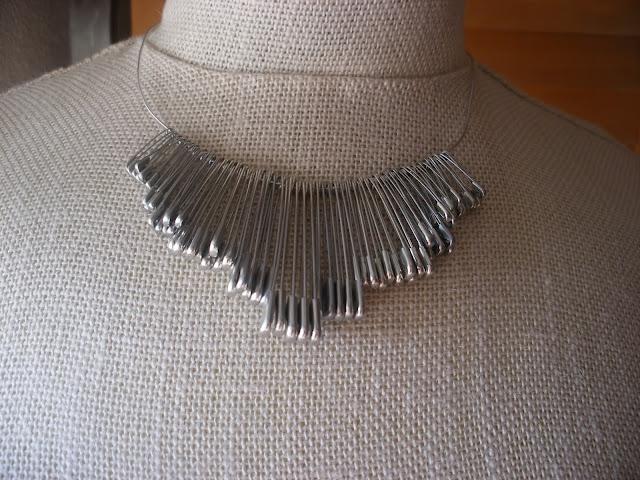 DIY - Collar con imperdibles